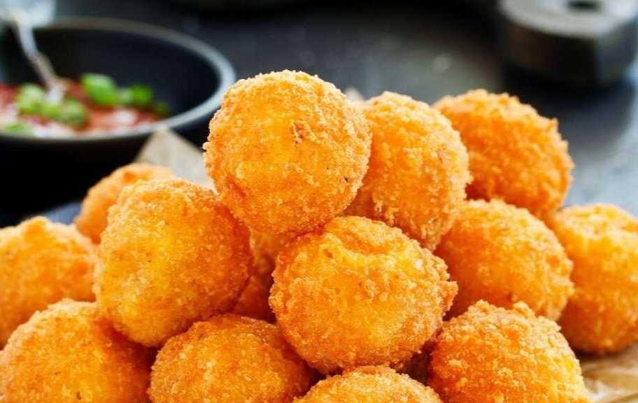 Рецепт для начинающих: Сырные шарики с оливками — Eda.Video