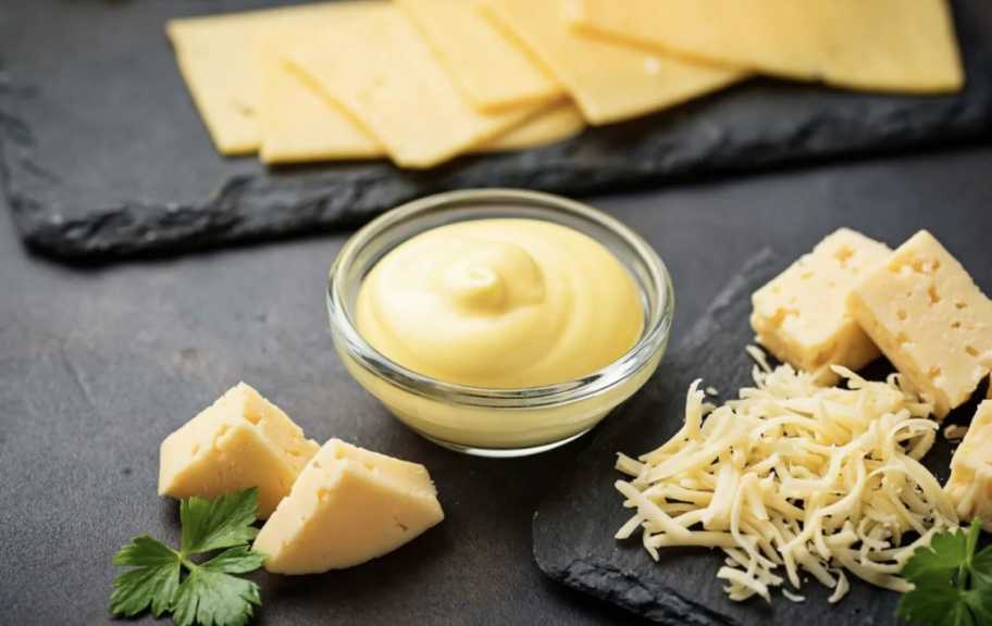 Популярный рецепт для начинающих: Простой сырный соус — Eda.Video