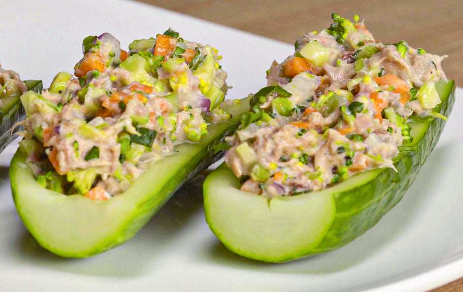 Популярный рецепт для начинающих: Праздничный салат с тунцом в огурце — Eda.Video