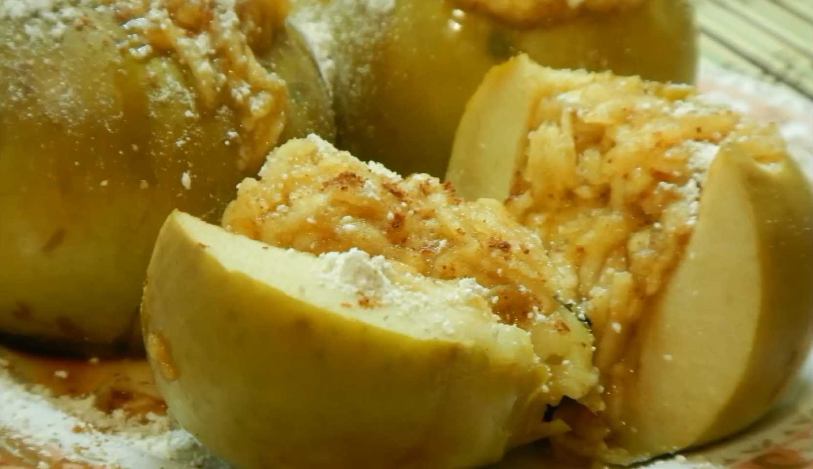 Изображение блюда: Запеченные яблоки в мультиварке с медом и корицей — Eda.Video