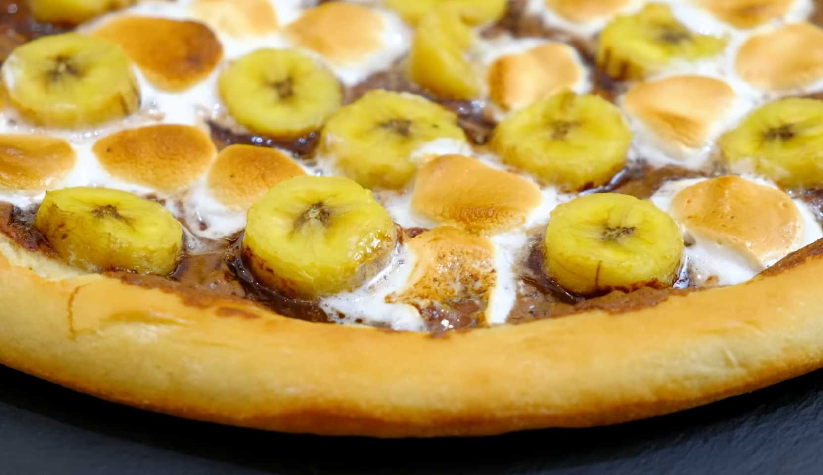 Изображение блюда: Сладкая пицца с бананом и шоколадом — Eda.Video