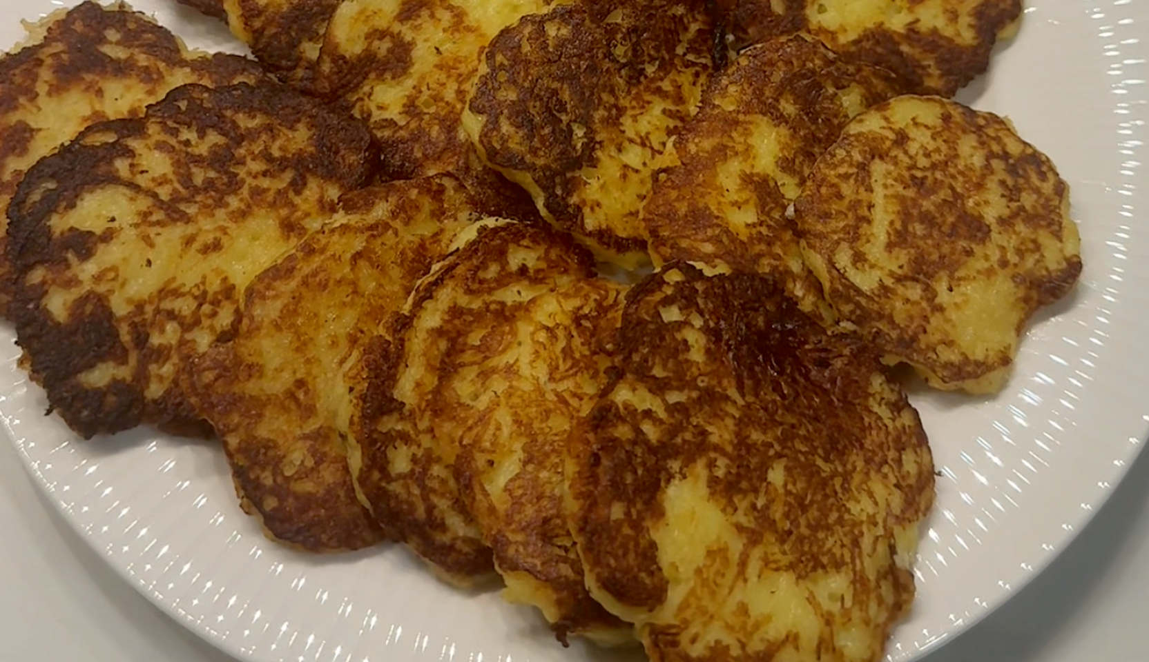 Изображение блюда: Картофельные оладьи со сметаной без муки — Eda.Video