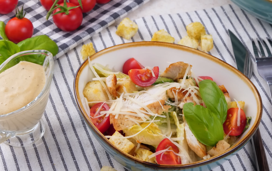 Новый рецепт: Салат Цезарь с курицей и помидорами черри — Eda.Video