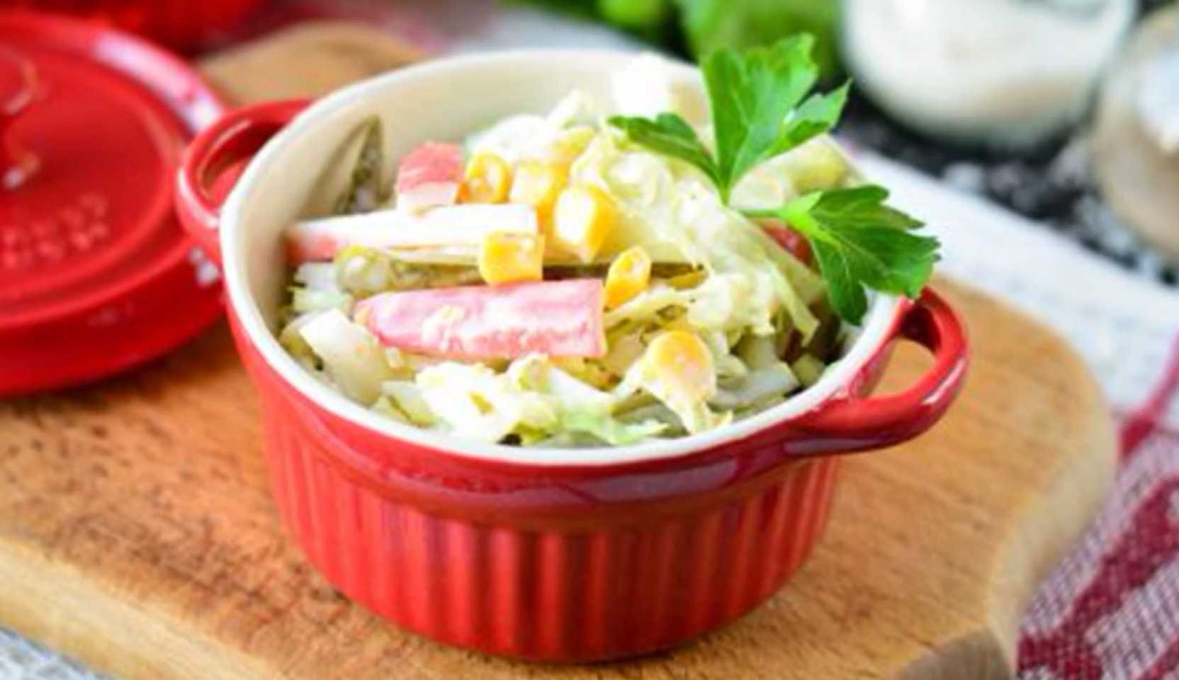 Изображение блюда: Крабовый салат с солеными огурцами — Eda.Video