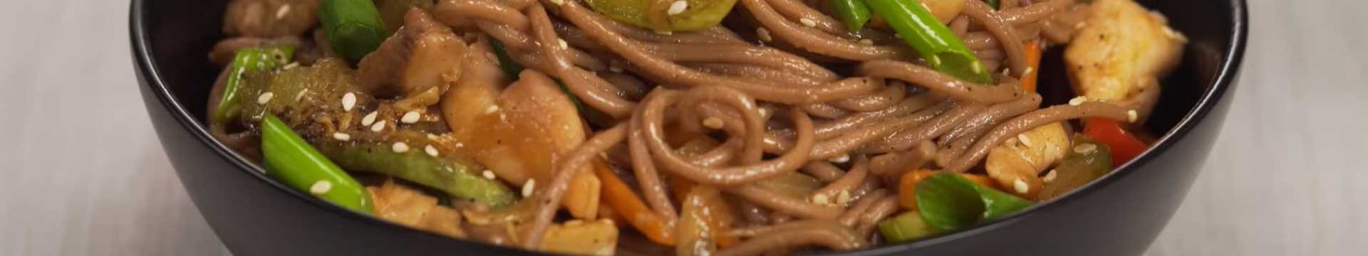 Соба с курицей и овощами — Eda.Video