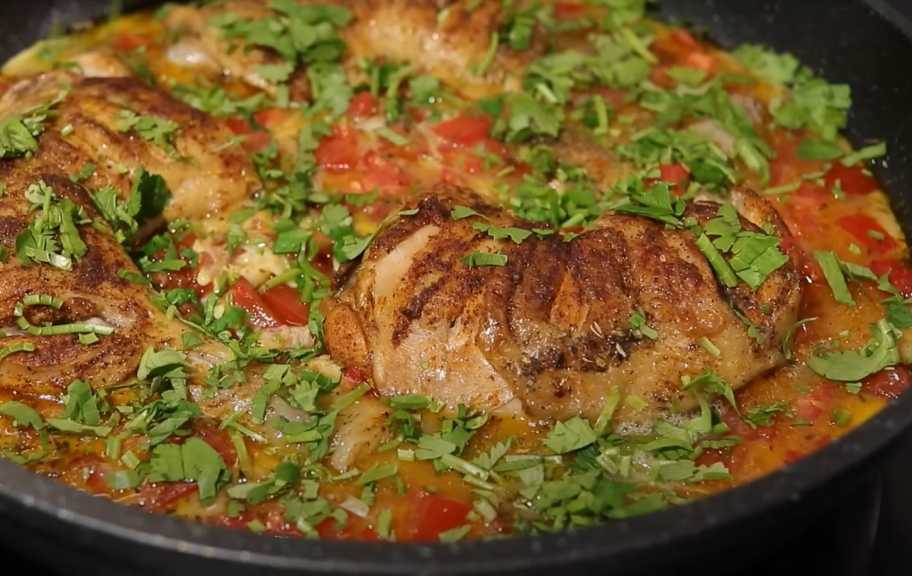 Новый рецепт: Куриные ножки в сковороде с яйцом и помидорами — Eda.Video