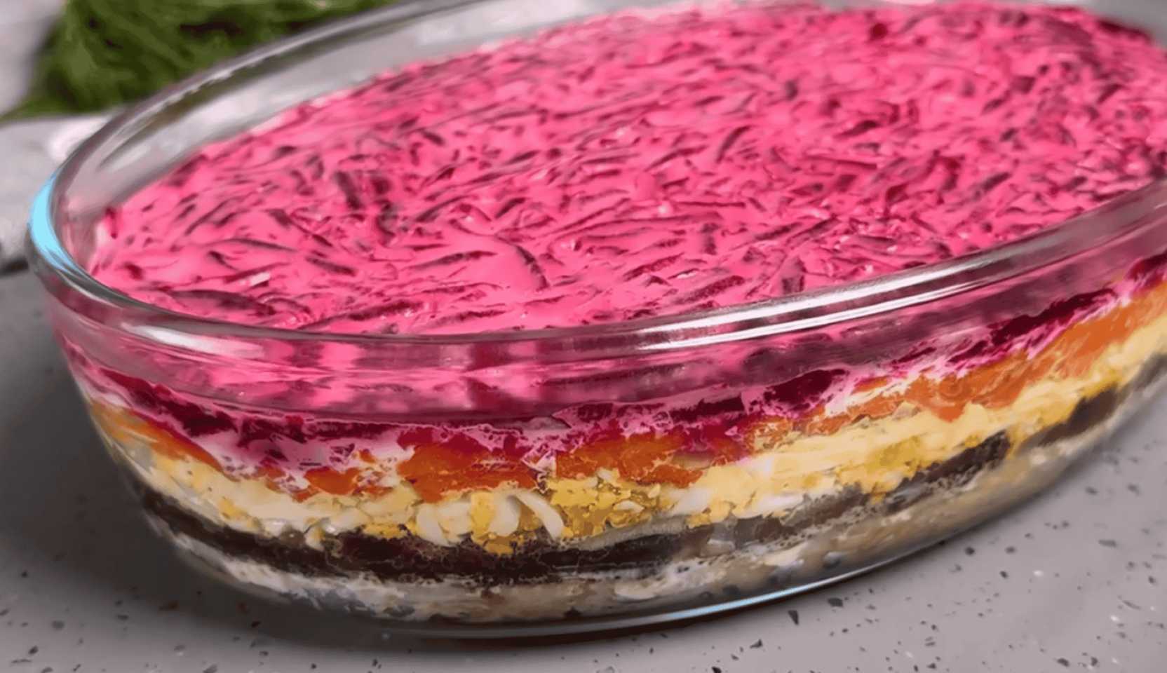 Изображение блюда: Селедка под шубой с икрой — Eda.Video