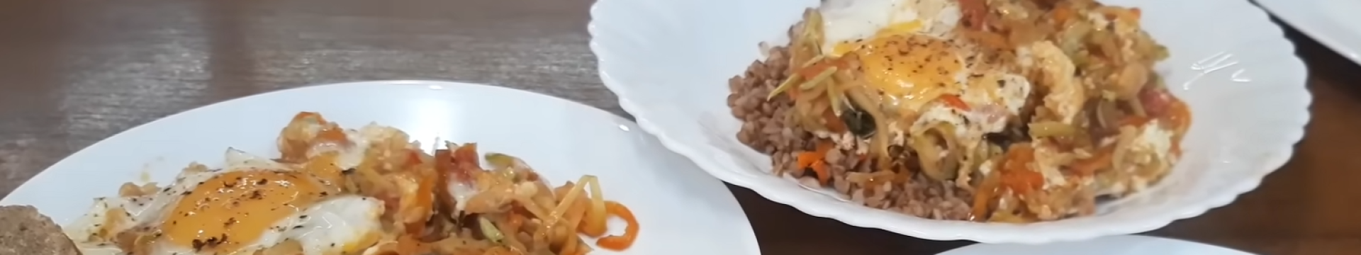 Яичница с кабачками и овощным рагу — Eda.Video