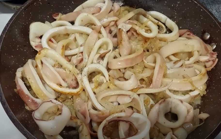 Рецепт: Жареные кольца кальмара с луком