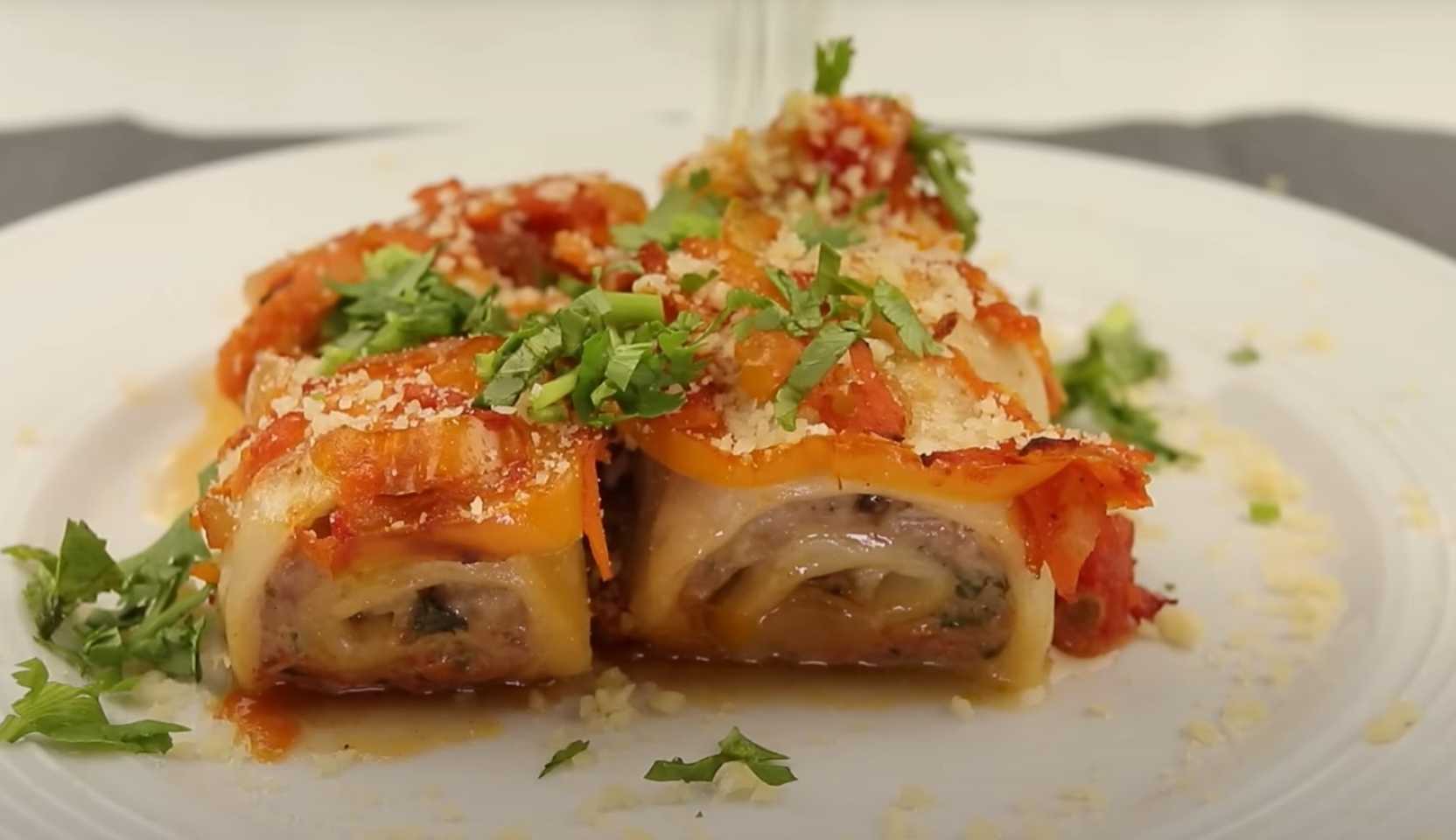 Изображение блюда: Запеченные мясные рулетики в лаваше с овощами — Eda.Video