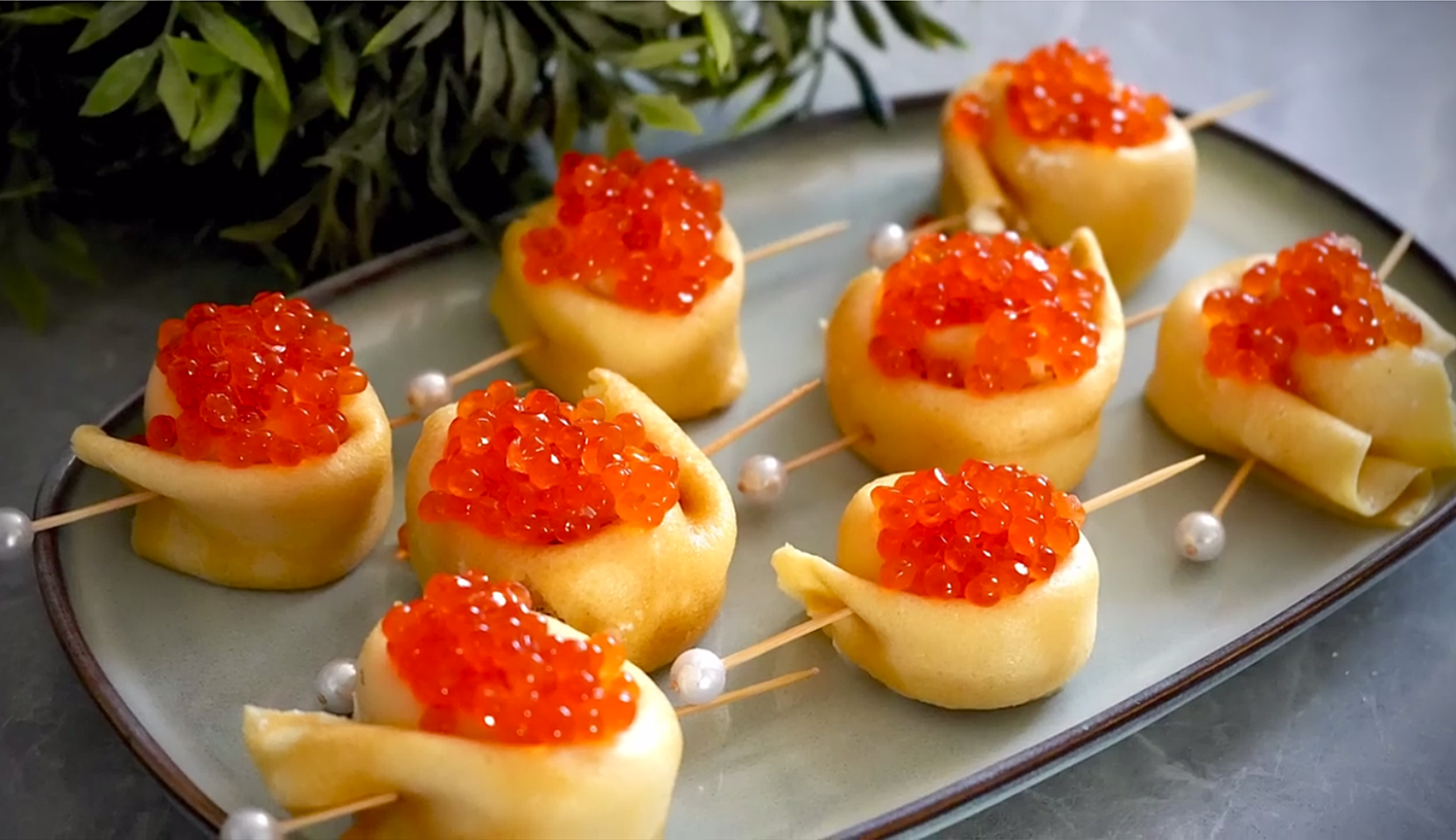 Изображение блюда: Блины с икрой — Eda.Video