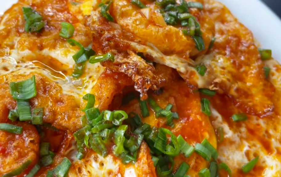 Новый рецепт: Яичница по-китайски в пикантном соусе — Eda.Video