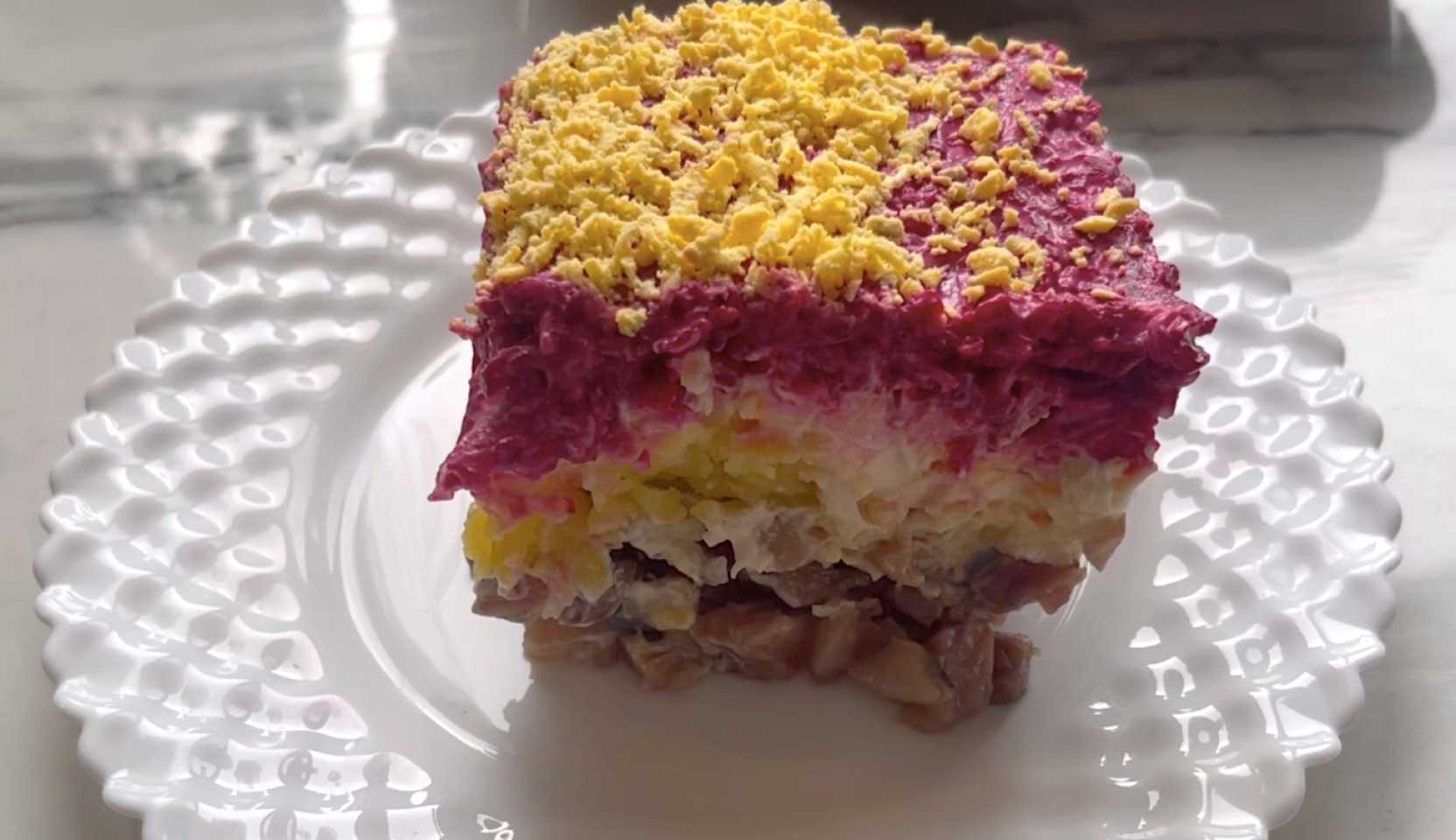 Изображение блюда: Селедка под шубой по советскому рецепту — Eda.Video