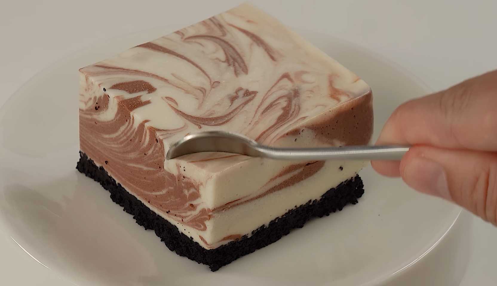 Изображение блюда: Шоколадный муссовый торт из Орео — Eda.Video