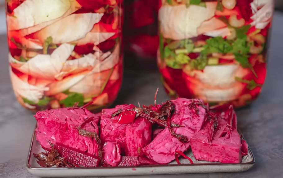 Новый рецепт: Хрустящая маринованная капуста со свеклой и сельдереем — Eda.Video