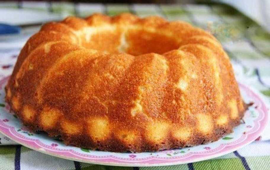 Рецепт: Бисквитный пирог со сливами