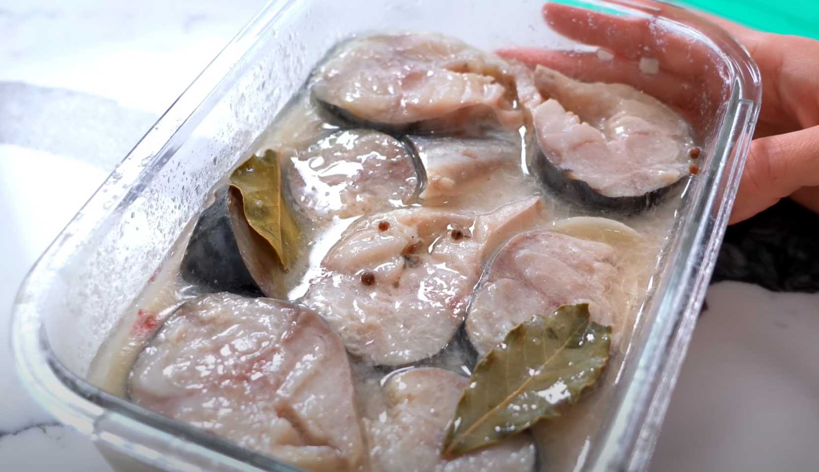Изображение блюда: Маринованная скумбрия с луком — Eda.Video