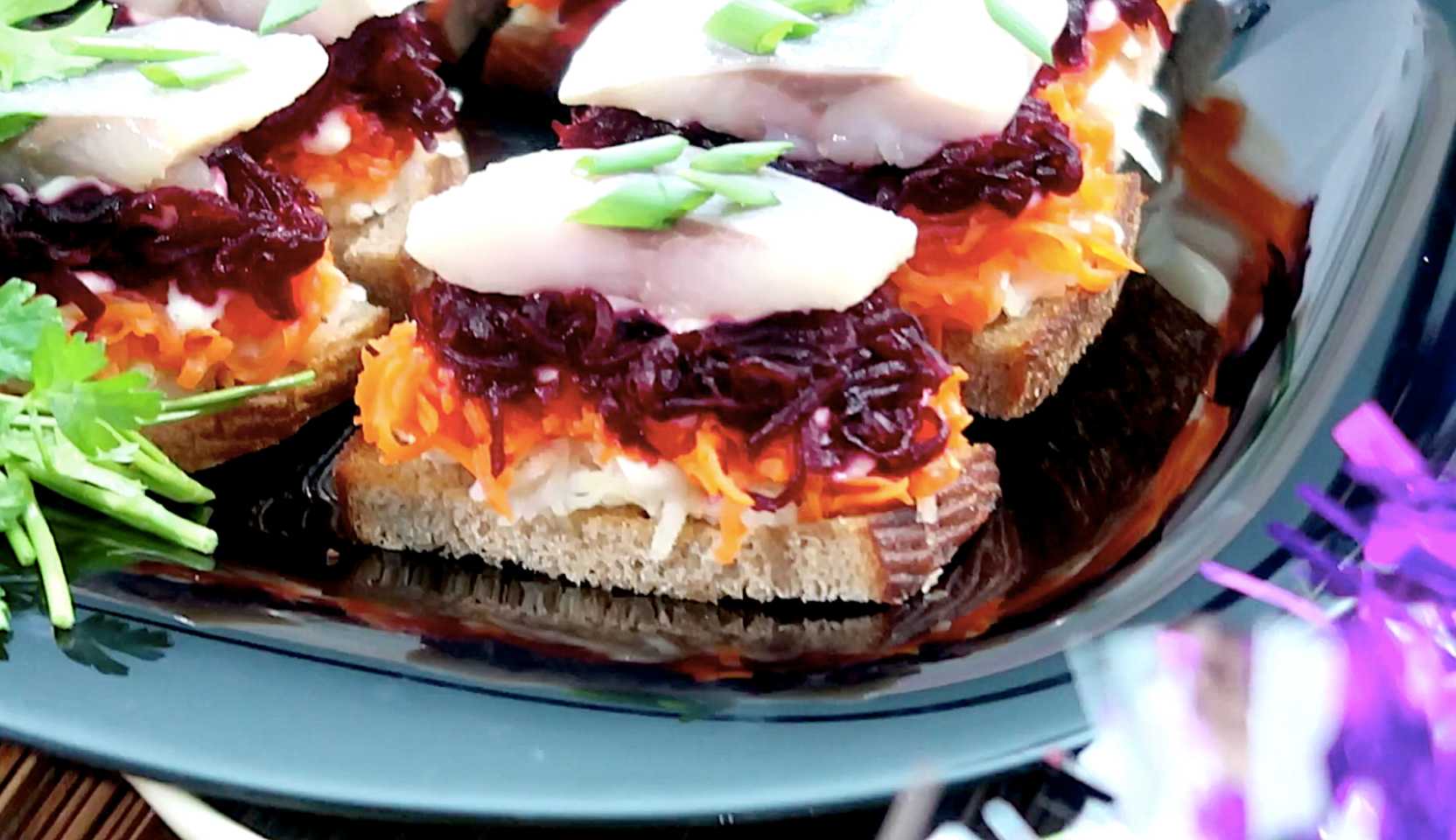 Изображение блюда: Бутерброды с селедкой под шубой — Eda.Video