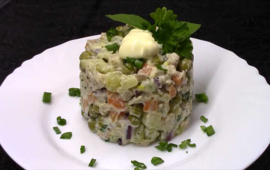 Новый рецепт: Оливье с кальмарами — Eda.Video