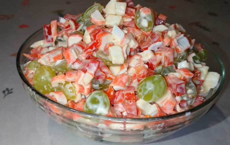 Новый рецепт: Крабовый салат с виноградом — Eda.Video