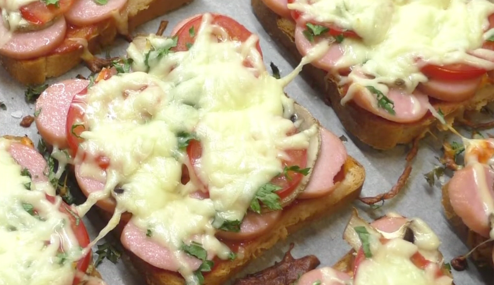 Изображение блюда: Пицца на тостовом хлебе в духовке — Eda.Video