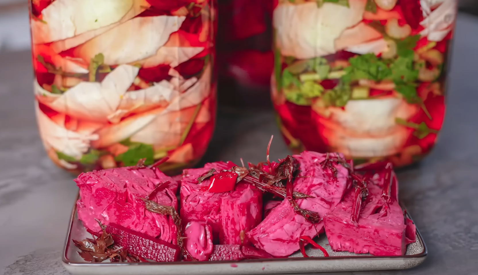 Изображение блюда: Хрустящая маринованная капуста со свеклой и сельдереем — Eda.Video