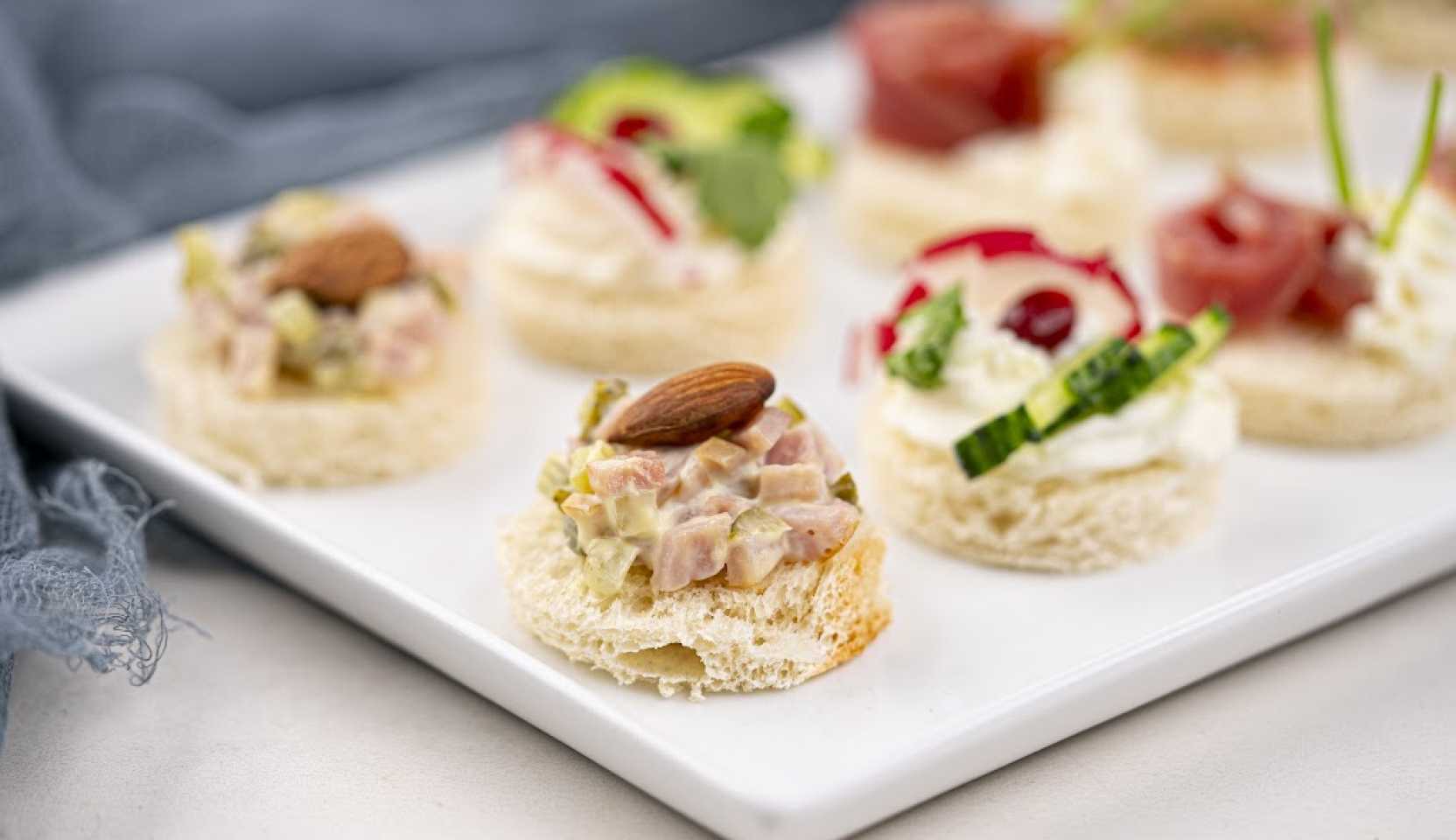 Популярный рецепт — Ассорти изысканных канапе на белом хлебе