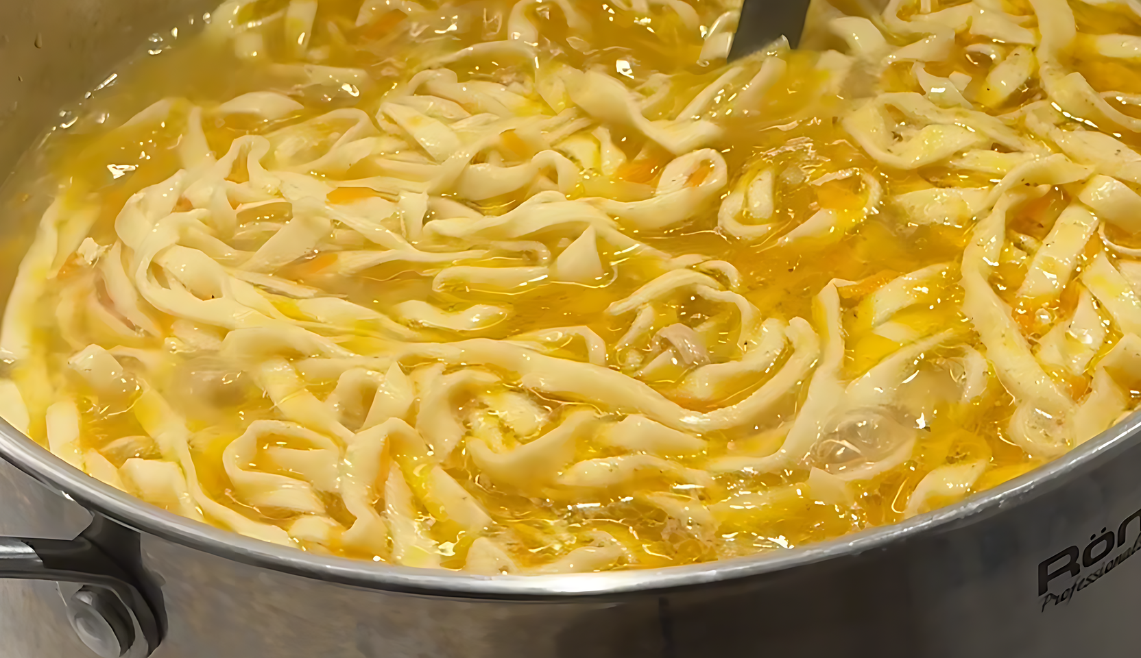 Изображение блюда: Куриный суп с домашней лапшой — Eda.Video