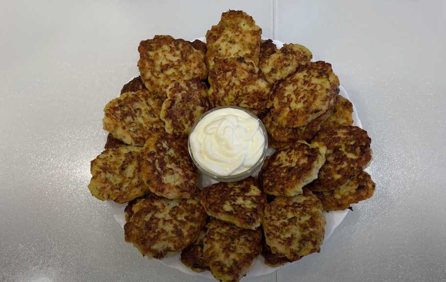 Рецепт: Оладьи из куриного фарша с кабачком