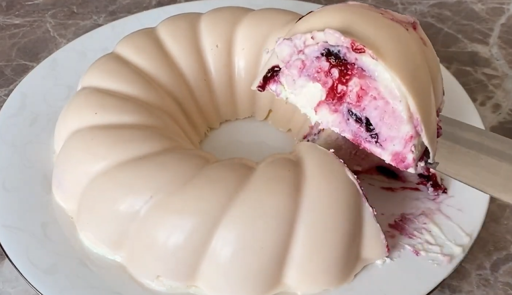 Изображение блюда: Творожная пасха в шоколадном корпусе с ягодным конфи — Eda.Video