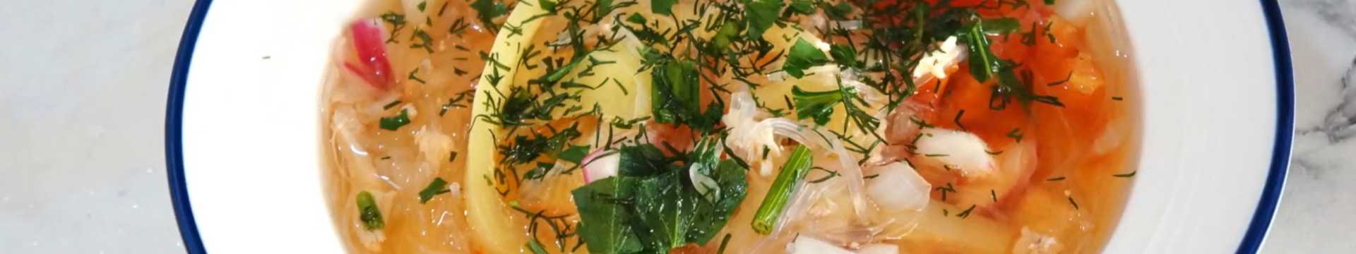 Китайский суп с фунчозой и курицей — Eda.Video