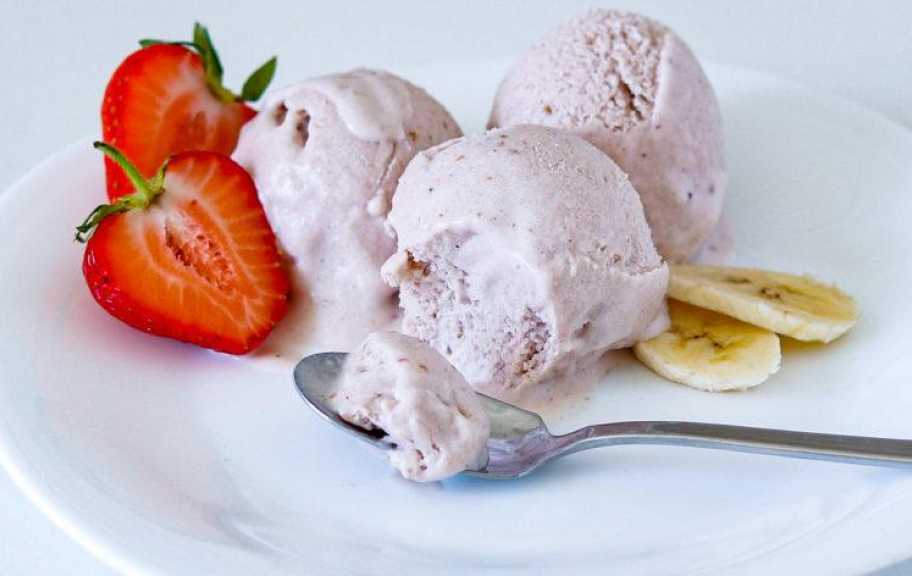 Рецепт: Вкус лета - клубничное мороженое