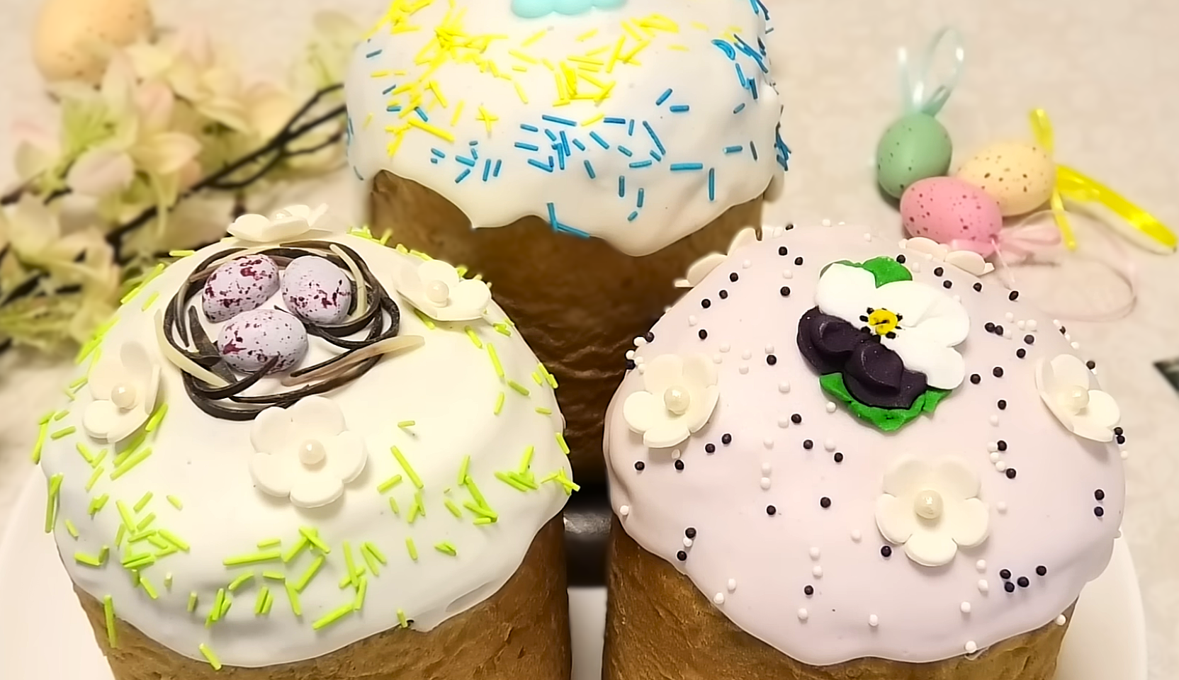 Изображение блюда: Глянцевая глазурь с белым шоколадом для пасхального кулича — Eda.Video