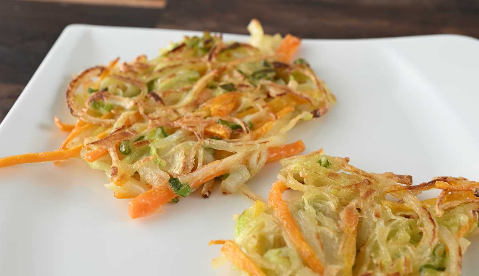 Изображение блюда: Драники из лука и лука-порея — Eda.Video