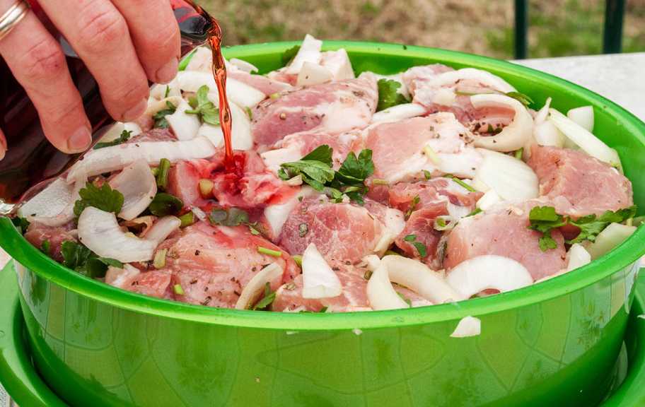 Рецепт: Простой маринад для шашлыка из свинины