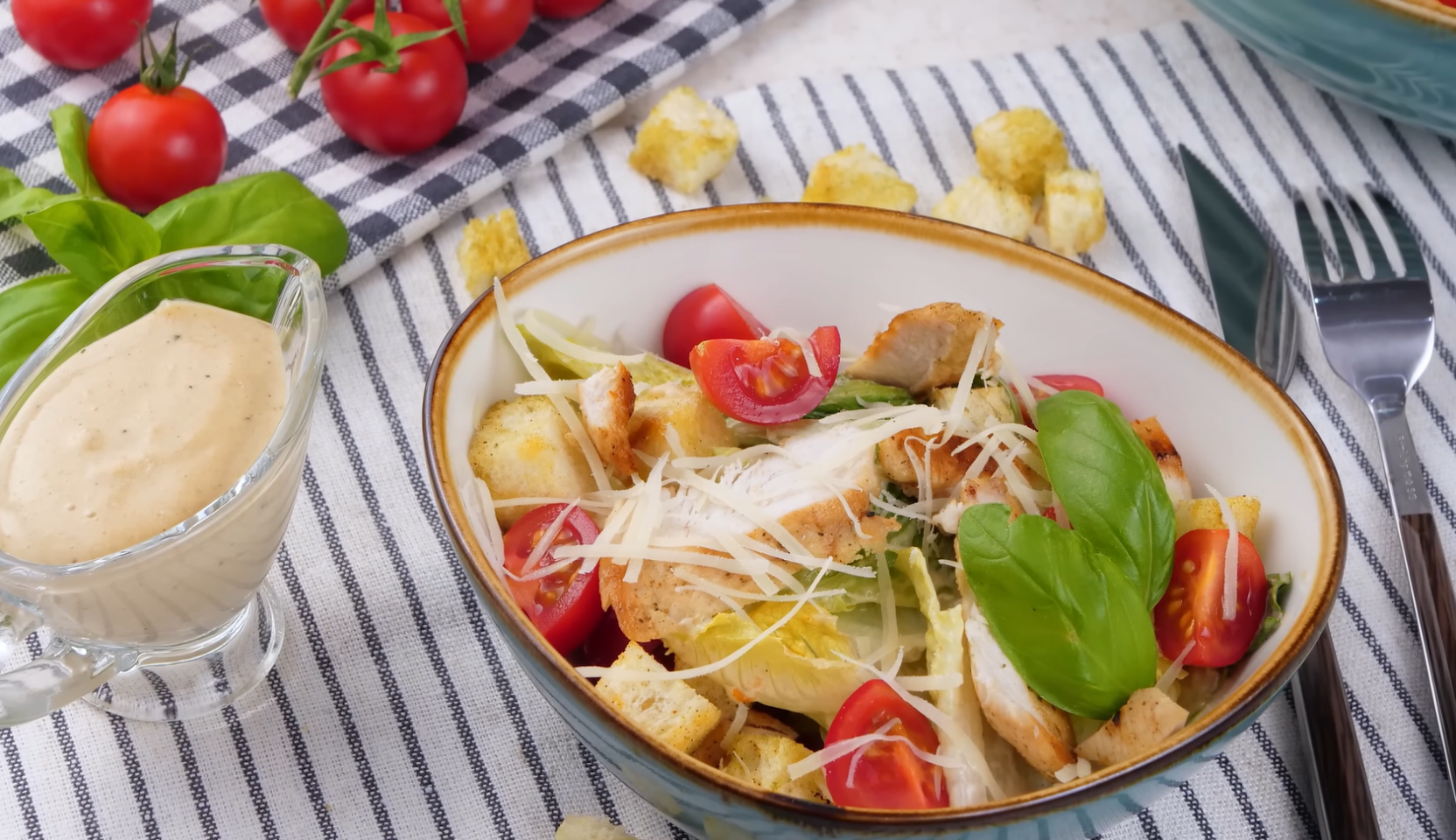 Изображение блюда: Салат Цезарь с курицей и помидорами черри — Eda.Video