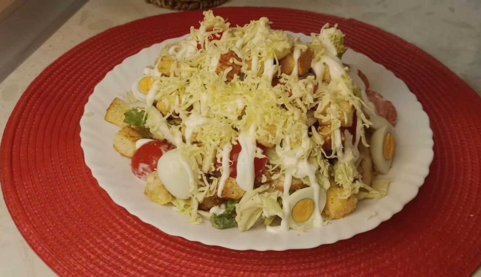 Изображение блюда: Салат Цезарь с жареной курицей — Eda.Video