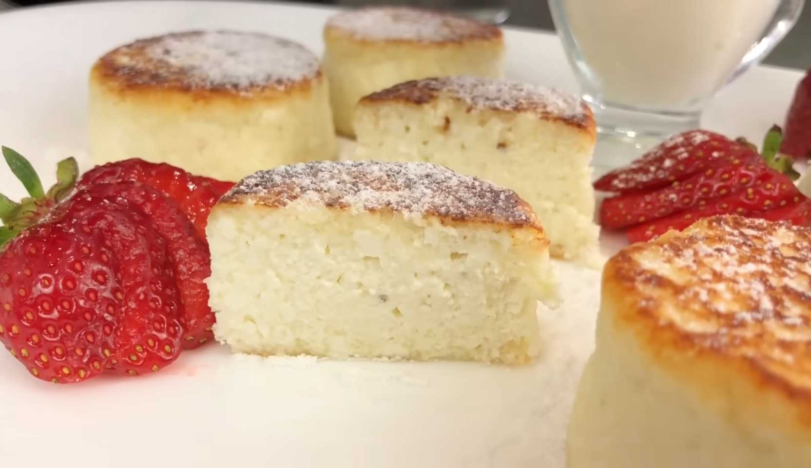 Изображение блюда: Пышные высокие сырники из творога с манкой — Eda.Video