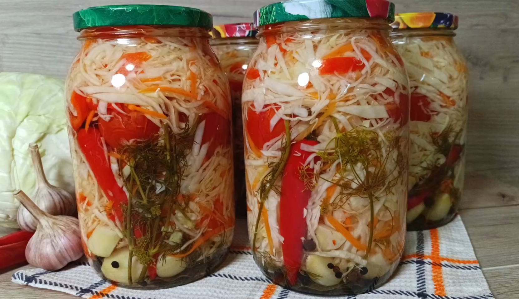 Изображение блюда: Маринованная капуста с помидорами — Eda.Video