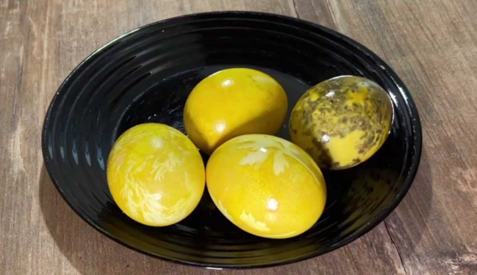 Популярный рецепт — Яйца на Пасху в куркуме