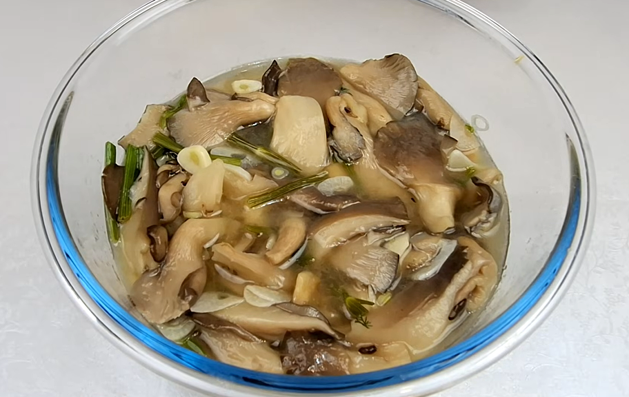 Новый рецепт: Маринованные вешенки с чесноком и зеленью — Eda.Video