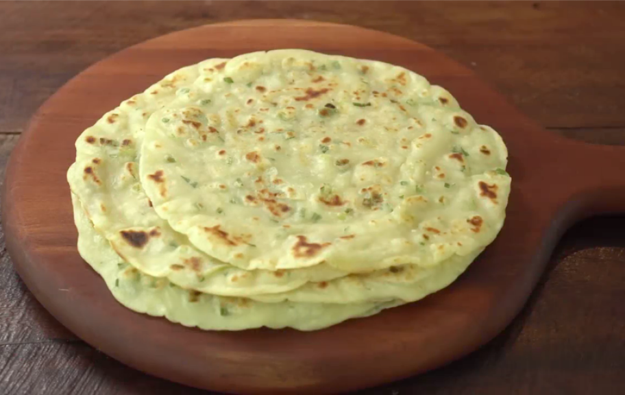 Новый рецепт: Чесночные лепешки с зеленым луком — Eda.Video