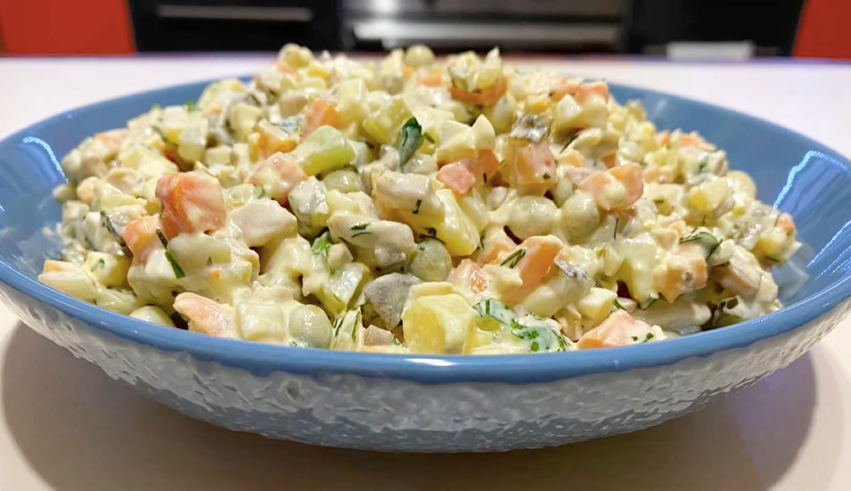 Изображение блюда: Оливье с курицей и грибами — Eda.Video