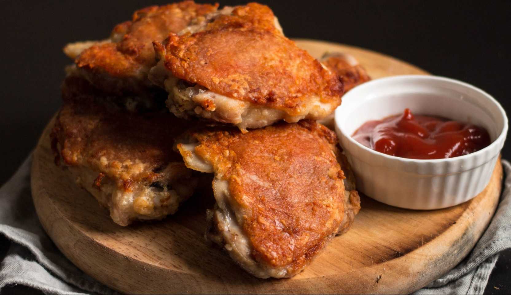 Изображение блюда: Жареная курица с хрустящей корочкой — Eda.Video