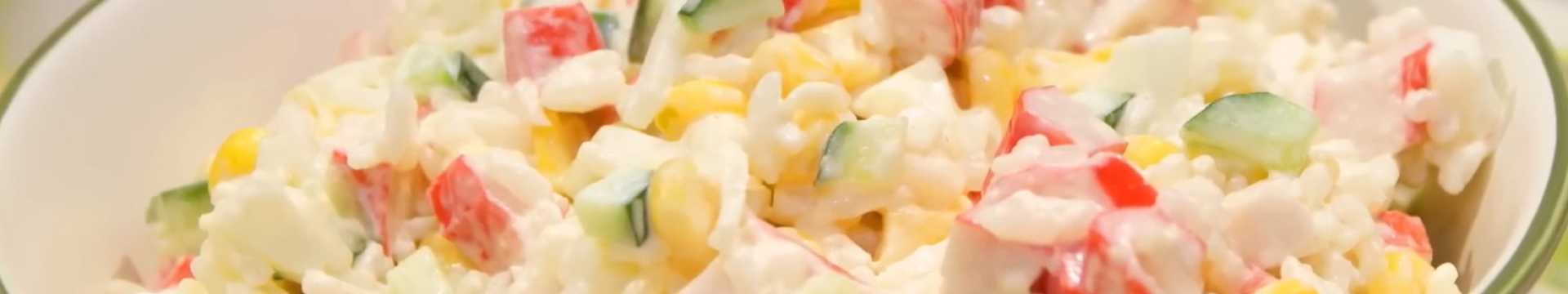 Крабовый салат с луком: классический рецепт с рисом — Eda.Video