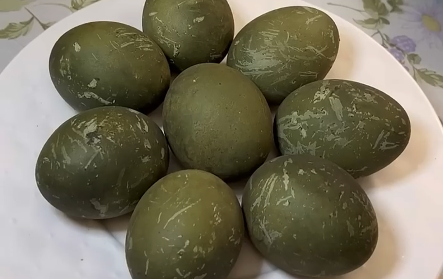 Новый рецепт: Зеленые яйца на Пасху — Eda.Video