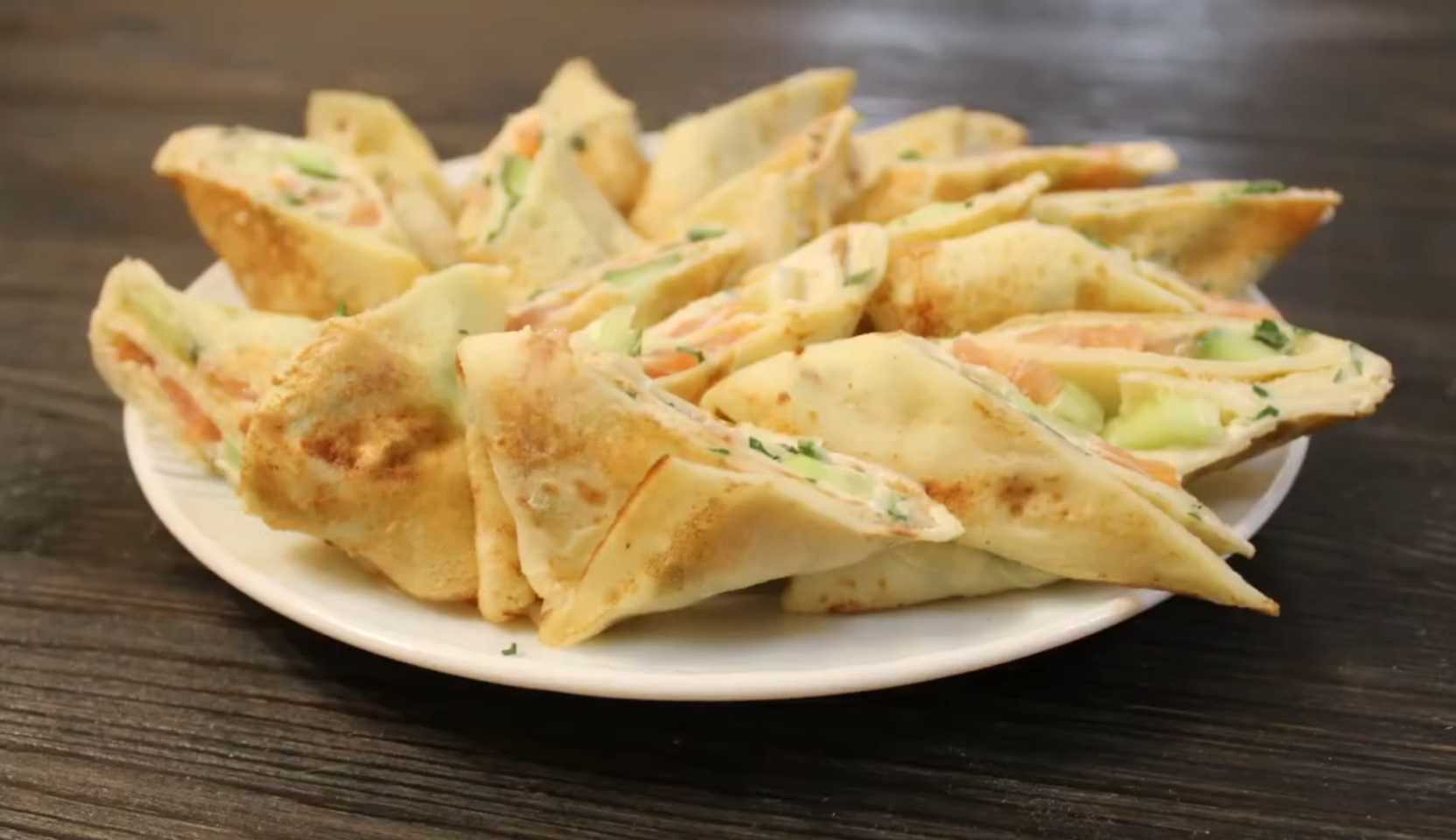 Изображение блюда: Блины с лососем, творожным сыром и огурцом — Eda.Video