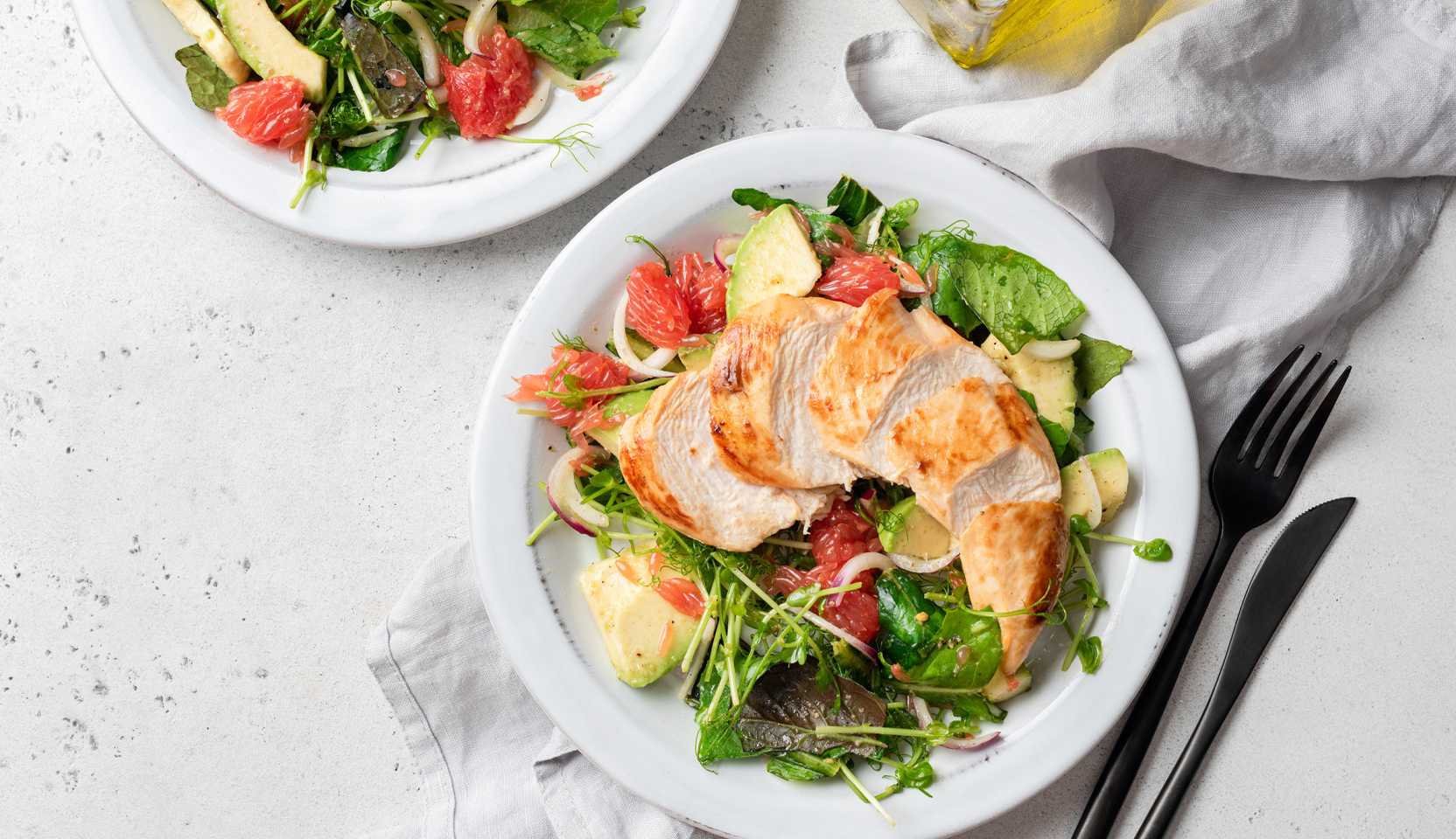 Изображение блюда: Куриная грудка в аэрогриле с овощным салатом — Eda.Video