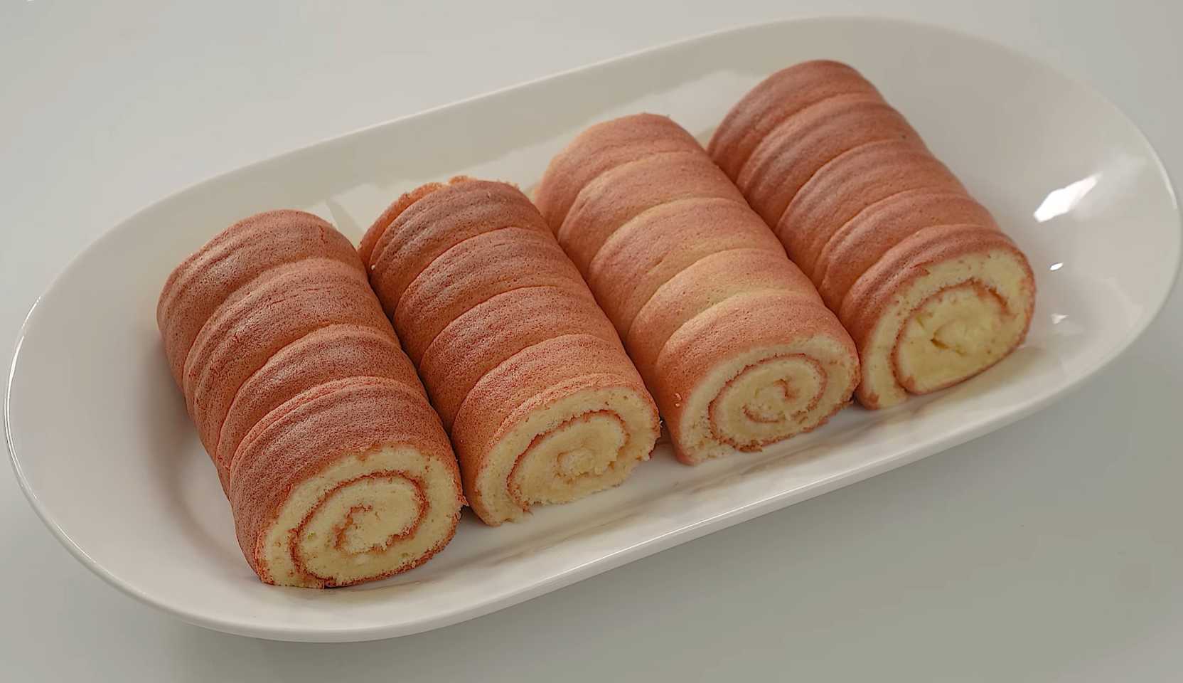 Изображение блюда: Нежные бисквитные рулетики — Eda.Video