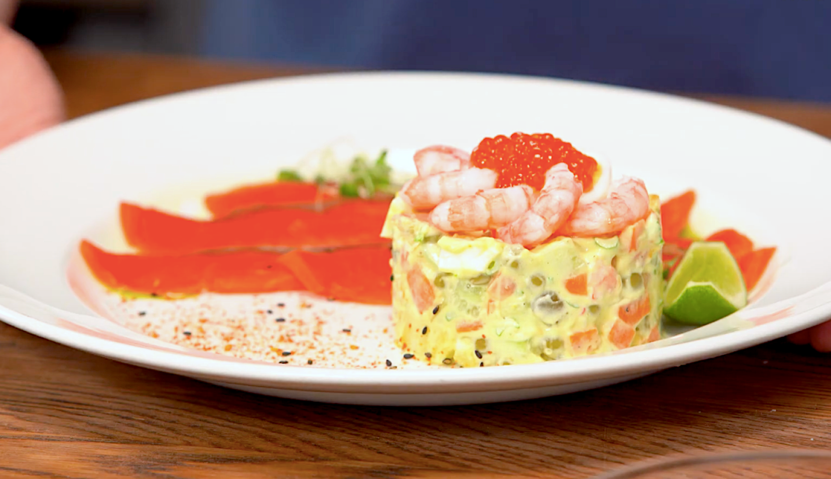 Изображение блюда: Оливье с креветками и красной рыбой — Eda.Video